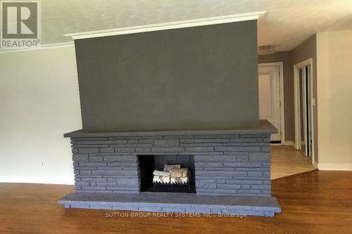 1606 Crediton Parkway E, Mississauga, ON - Indoor Photo Showing Living Room With Fireplace