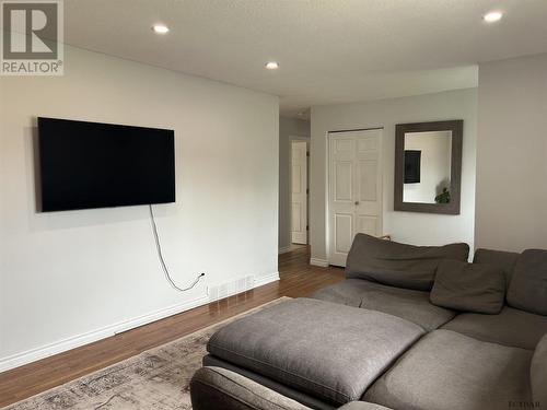 134 Eric Cres, Timmins, ON - Indoor Photo Showing Living Room