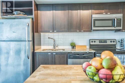 415 - 105 The Queensway Avenue, Toronto (High Park-Swansea), ON - Indoor Photo Showing Kitchen With Double Sink With Upgraded Kitchen