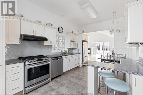 389 Pinehurst, Lakeshore, ON - Indoor Photo Showing Kitchen With Upgraded Kitchen