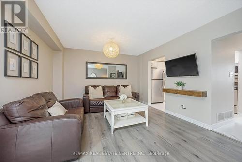 36 - 125 Sekura Crescent, Cambridge, ON - Indoor Photo Showing Living Room