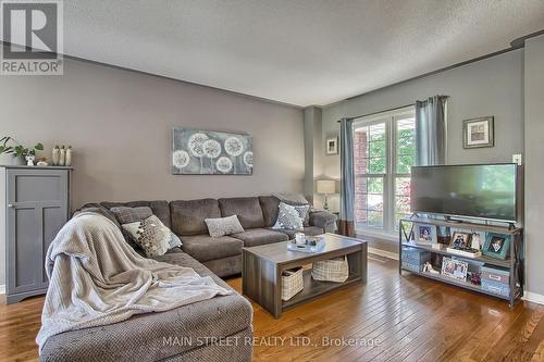 426 Pickering Crescent, Newmarket, ON - Indoor Photo Showing Living Room