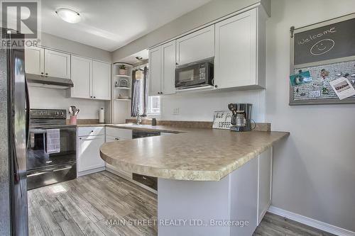 426 Pickering Crescent, Newmarket, ON - Indoor Photo Showing Kitchen