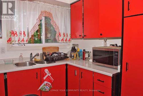 3292 Burdock Place, Mississauga, ON - Indoor Photo Showing Kitchen With Double Sink