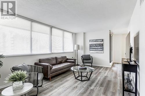 1908 - 75 Wynford Heights Crescent, Toronto, ON - Indoor Photo Showing Living Room