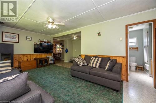 134 Paisley Drive, Chatsworth (Twp), ON - Indoor Photo Showing Living Room