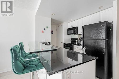 1406 - 208 Queens Quay W, Toronto, ON - Indoor Photo Showing Kitchen