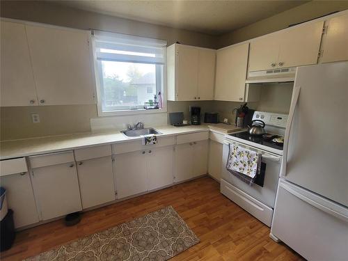 53 Fife Close, Brandon, MB - Indoor Photo Showing Kitchen