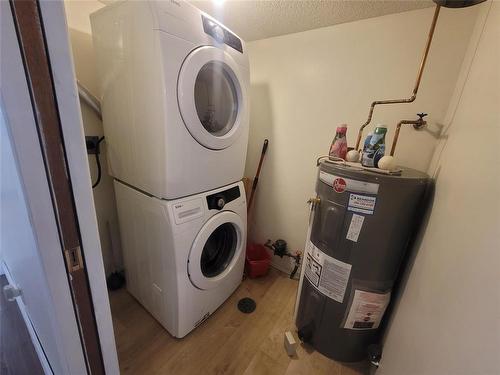 53 Fife Close, Brandon, MB - Indoor Photo Showing Laundry Room