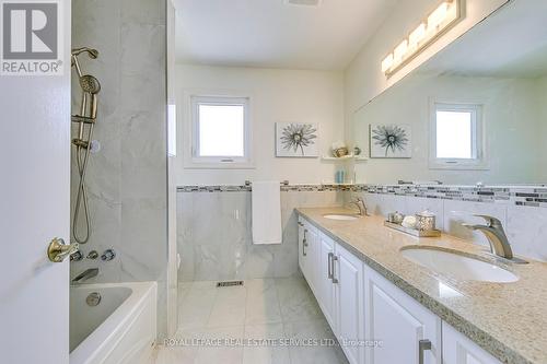 3498 Redmond Road, Mississauga (Fairview), ON - Indoor Photo Showing Bathroom