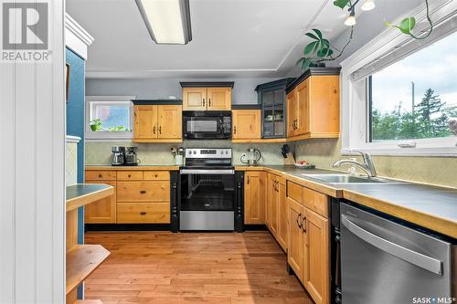 876 Monk Avenue, Moose Jaw, SK - Indoor Photo Showing Kitchen