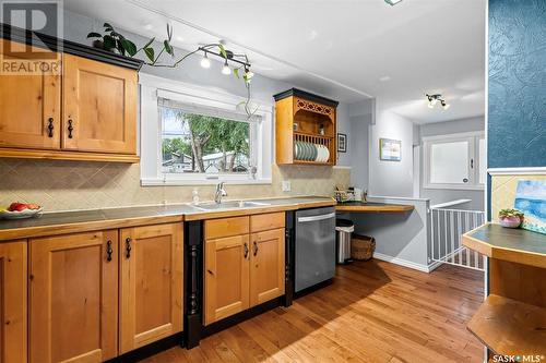 876 Monk Avenue, Moose Jaw, SK - Indoor Photo Showing Kitchen