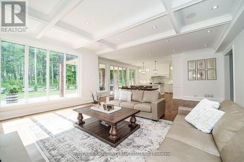 2464 15Th Side Road, New Tecumseth, ON - Indoor Photo Showing Living Room