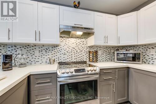 470 Kingsleigh Court, Milton, ON - Indoor Photo Showing Kitchen With Upgraded Kitchen