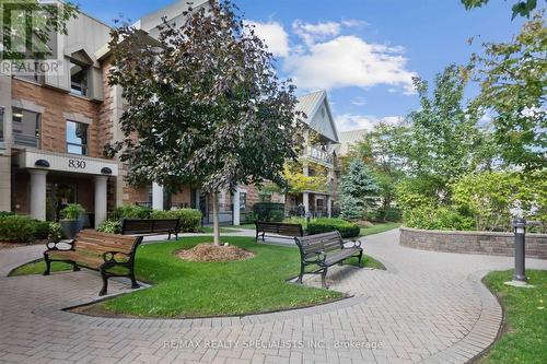 301 - 810 Scollard Court, Mississauga (East Credit), ON - Outdoor