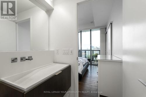 2303 - 101 Charles Street E, Toronto, ON - Indoor Photo Showing Laundry Room