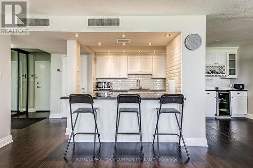 2307 - 1333 Bloor Street, Mississauga (Applewood), ON - Indoor Photo Showing Kitchen With Upgraded Kitchen