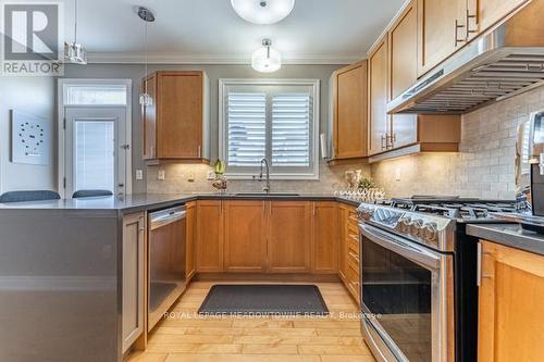 2270 Dunforest Crescent, Oakville (West Oak Trails), ON - Indoor Photo Showing Kitchen With Upgraded Kitchen