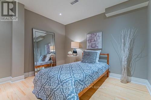 2270 Dunforest Crescent, Oakville (West Oak Trails), ON - Indoor Photo Showing Bedroom