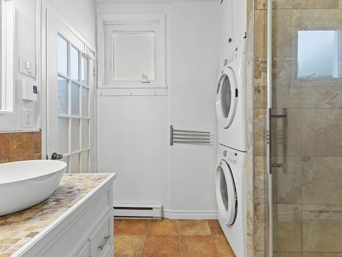 Bathroom - 4291 Rue Chambord, Montréal (Le Plateau-Mont-Royal), QC - Indoor Photo Showing Laundry Room