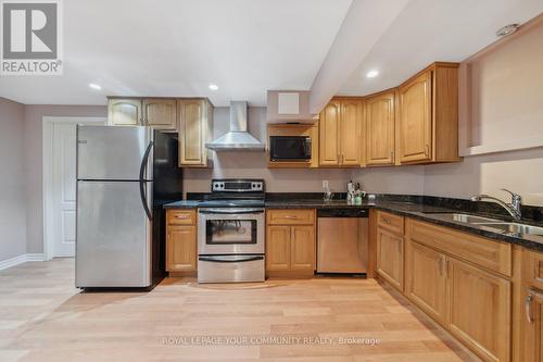 250 Sunset Ridge, Vaughan, ON - Indoor Photo Showing Kitchen With Double Sink