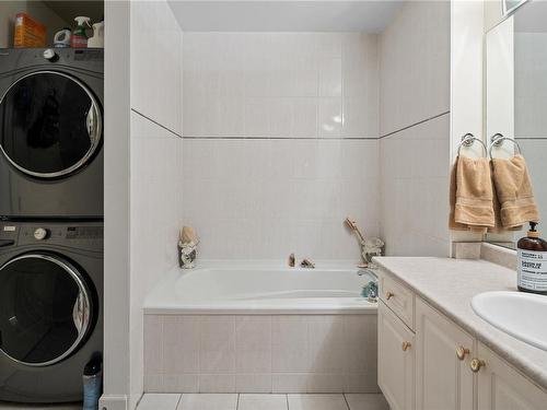 14-21 Dallas Rd, Victoria, BC - Indoor Photo Showing Laundry Room