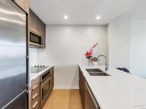 1207-728 Yates St, Victoria, BC - Indoor Photo Showing Kitchen With Double Sink With Upgraded Kitchen