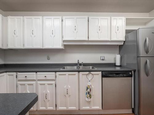 306-160 Vancouver Ave, Nanaimo, BC - Indoor Photo Showing Kitchen With Double Sink