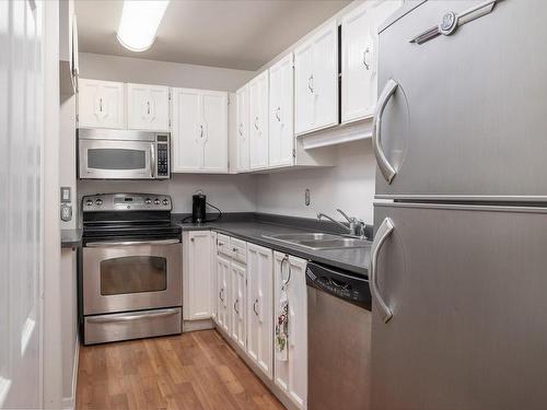 306-160 Vancouver Ave, Nanaimo, BC - Indoor Photo Showing Kitchen With Double Sink