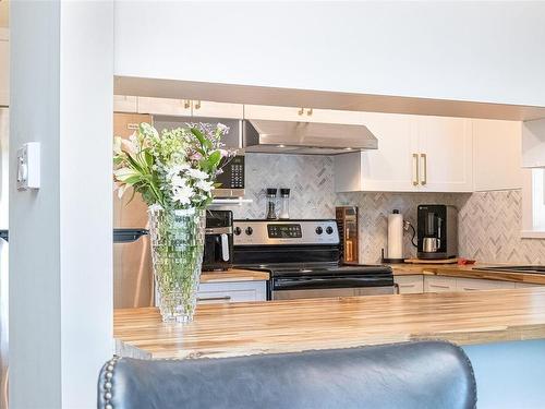 101-1685 Estevan Rd, Nanaimo, BC - Indoor Photo Showing Kitchen