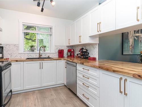 101-1685 Estevan Rd, Nanaimo, BC - Indoor Photo Showing Kitchen