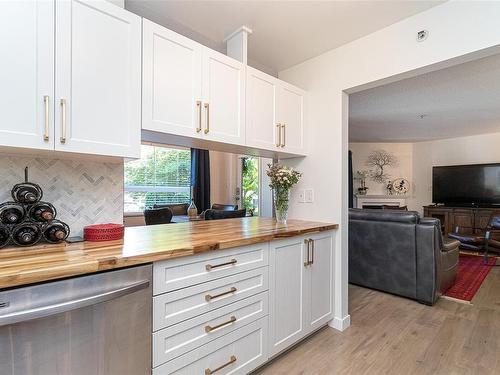 101-1685 Estevan Rd, Nanaimo, BC - Indoor Photo Showing Kitchen