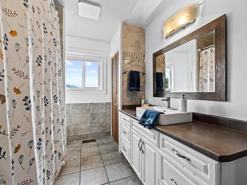 254 Viking Drive, Kamloops, BC - Indoor Photo Showing Bathroom