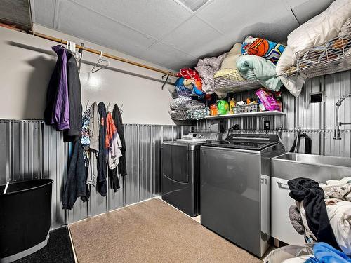 254 Viking Drive, Kamloops, BC - Indoor Photo Showing Laundry Room