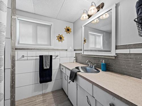 254 Viking Drive, Kamloops, BC - Indoor Photo Showing Kitchen