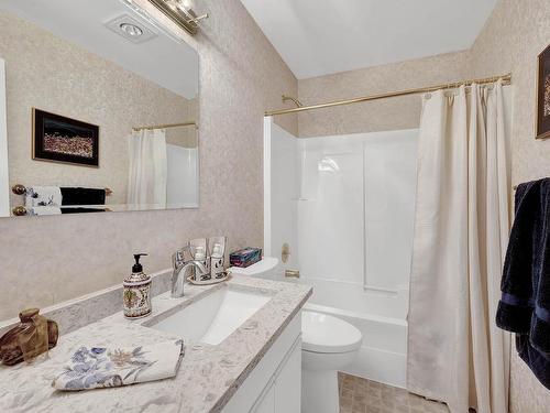 1200 13Th Street, Kamloops, BC - Indoor Photo Showing Bathroom