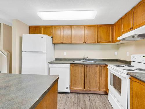 21-2050 Qu'Appelle Blvd, Kamloops, BC - Indoor Photo Showing Kitchen With Double Sink