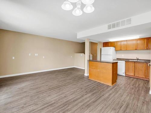 21-2050 Qu'Appelle Blvd, Kamloops, BC - Indoor Photo Showing Kitchen