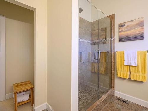 5-1555 Summit Drive, Kamloops, BC - Indoor Photo Showing Bathroom