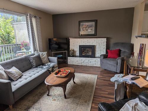 316 Aspen Drive, Chase, BC - Indoor Photo Showing Living Room With Fireplace