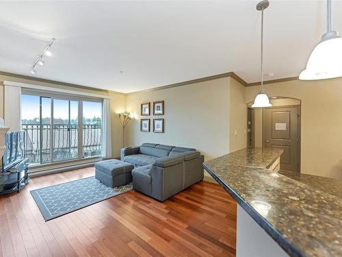 318-1620 Mckenzie Ave, Saanich, BC - Indoor Photo Showing Living Room