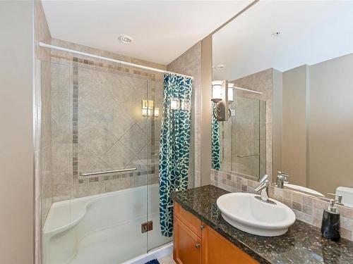 318-1620 Mckenzie Ave, Saanich, BC - Indoor Photo Showing Bathroom