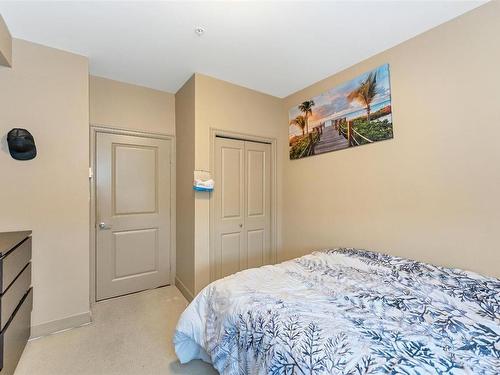 318-1620 Mckenzie Ave, Saanich, BC - Indoor Photo Showing Bedroom