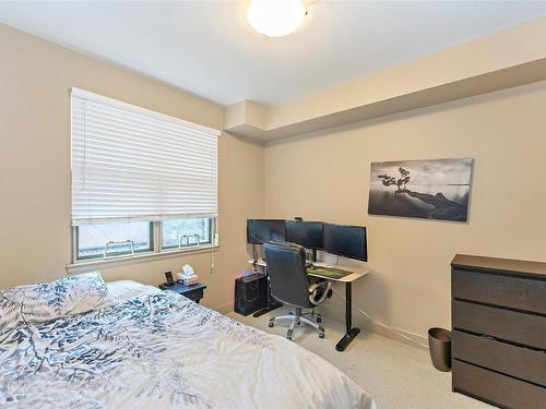 318-1620 Mckenzie Ave, Saanich, BC - Indoor Photo Showing Bedroom