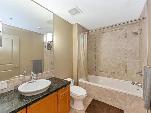 318-1620 Mckenzie Ave, Saanich, BC - Indoor Photo Showing Bathroom