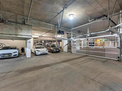 318-1620 Mckenzie Ave, Saanich, BC - Indoor Photo Showing Garage