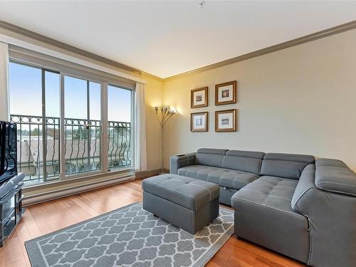 318-1620 Mckenzie Ave, Saanich, BC - Indoor Photo Showing Living Room