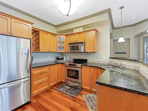 318-1620 Mckenzie Ave, Saanich, BC - Indoor Photo Showing Kitchen With Double Sink