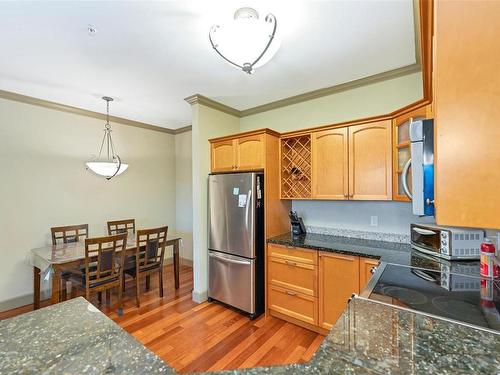 318-1620 Mckenzie Ave, Saanich, BC - Indoor Photo Showing Kitchen