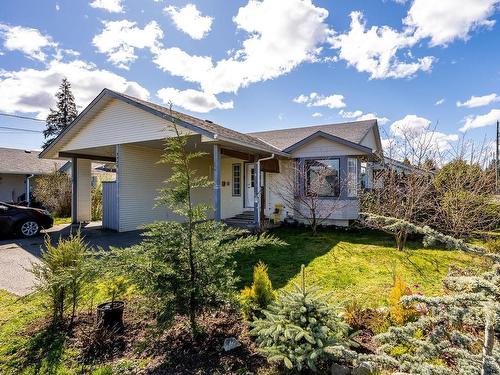 3323A Seventh St, Cumberland, BC - Outdoor